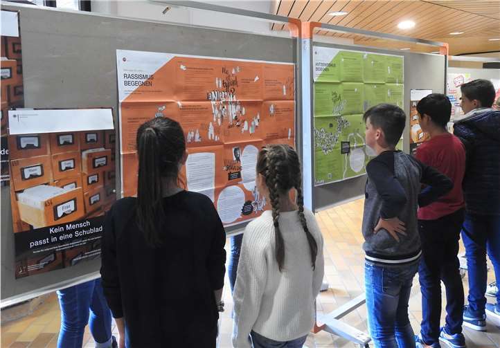 Die Schüler am Gymnasium im Kannenbäckerland studieren Wandzeitungen zum Thema „Zivilcourage“. Privat