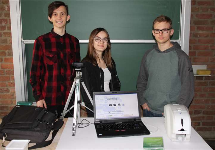 Die Schüler arbeiteten sich mit ihrem Lehrer in das Programm ein und entwarfen das Design des Schülerausweises.Fotos: privat