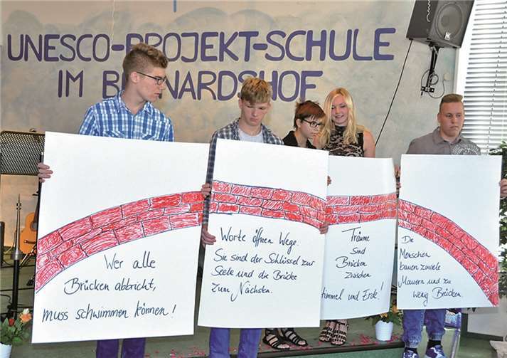 Die Schüler bauen eine Brücke mit den Wünschen für die Zukunft.