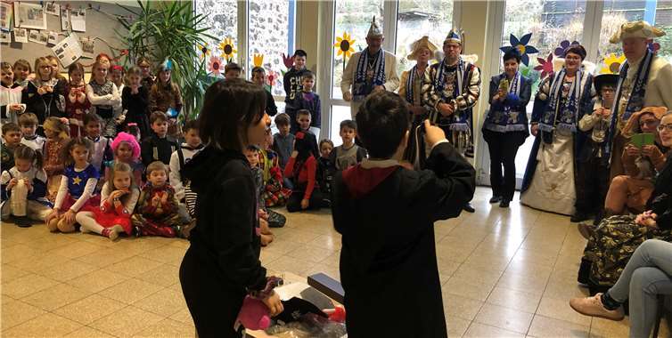 Die Schüler begeisterten mit Gesang, Zauber- und Rateshow.Foto: privat