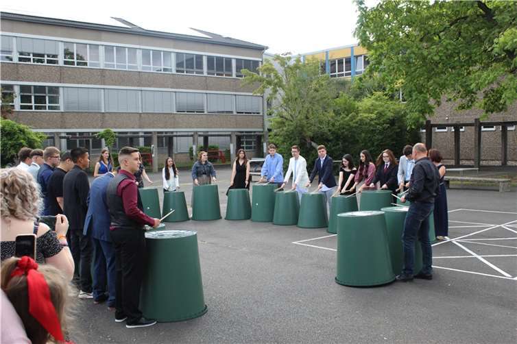 Die Schüler begeisterten mit ihrem Trashdrumming-Auftritt. Foto: privat