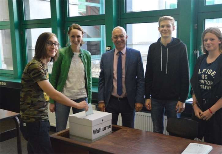 Die Schüler bei der Stimmabgabe.