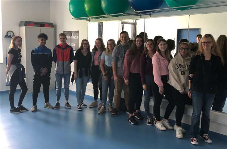 Die Schüler bei der Vorführung im Reha-Raum der Klinik ...