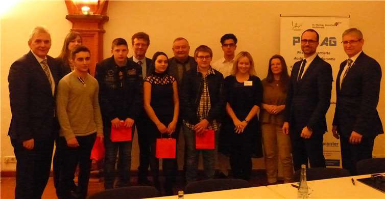 Die Schüler bei der feierlichen Unterzeichnung der Ausbildungsplatzgarantie.Privat