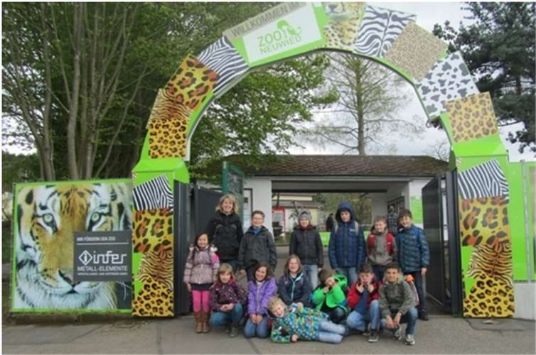 Die Schüler der 4a vor dem Neuwieder Zoo.Privat