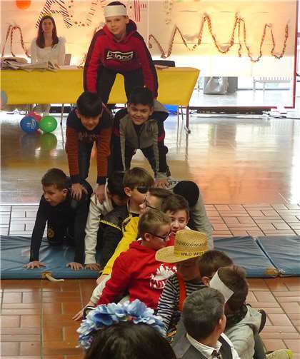 Die Schüler der 5b begeisterten mit toller Akrobatik.