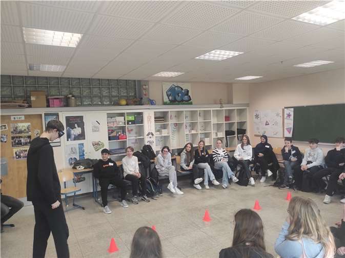 Die Schüler der 8. Klasse konnten mit einer Rauschbrille den Konsum von Alkohol simulieren.  Fotos: privat