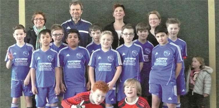 Die Schüler der AG und ihr Trainer Siggi Mix sowie Bettina Maurer (v.li.), Manuela Kreusch und Tanja Grosse-Kreul, freuen sich auf den neuen Trikotsatz. privat