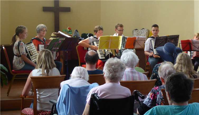 Die Schüler der Akkordeongruppe unter der Leitung von Ulrike Winter. privat