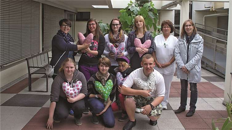 Die Schüler der Alice-Salomon-Schule bei der Übergabe der handgefertigten Herzkissen.privat