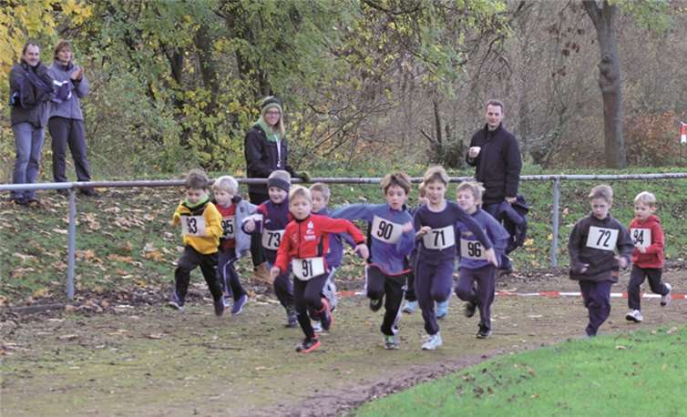 Die Schüler der Altersklasse M6 und M7 beim Start über die 700m-Strecke.privat