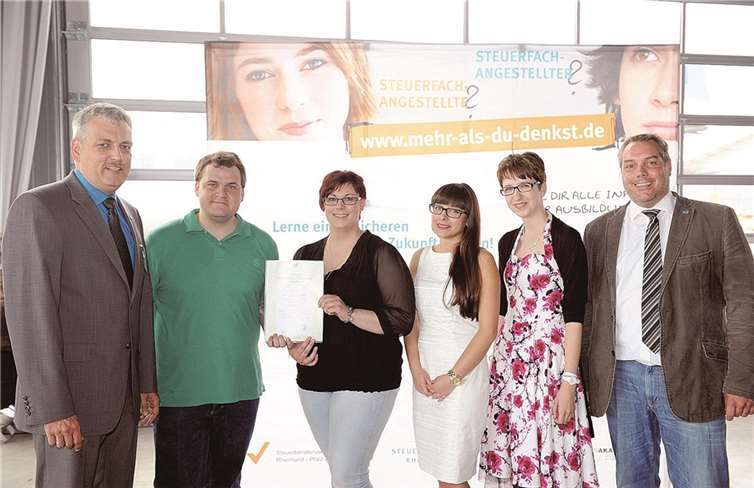 Die Schüler der Berufsschule Neuwied haben einen Meilenstein passiert: ihre erfolgreich abgeschlossene Prüfung zum Steuerfachangestellten. Im Technikmuseum Speyer gratulierte ihnen dazu die Steuerberaterkammer Rheinland-Pfalz. Ganz links: Peter Hoffarth, Mitglied des Präsidiums der SBK und Vorsitzender des SBK-Ausschusses „Aus-, Fort- und Weiterbildung“. Ganz rechts: Martin von der Lahr, Mitglied des Vorstandes der SBK sowie Mitglied des SBK-Ausschusses „Aus-, Fort- und Weiterbildung“.SBK RLP/Kristina Schäfer