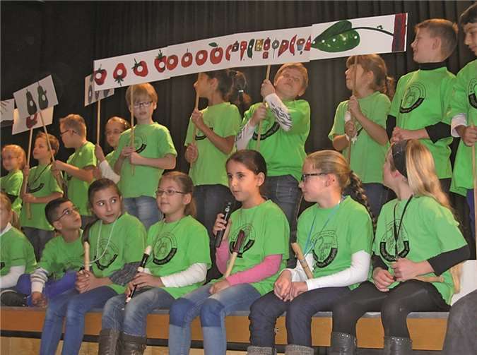 Die Schüler der Bodelschwingh Grundschule erzählten von der kleinen „Raupe Nimmersatt“.
