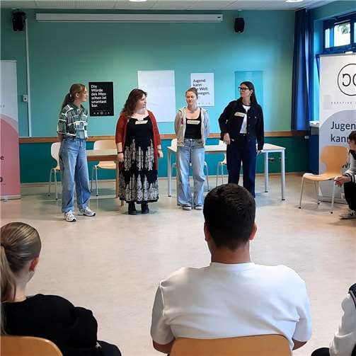 Die Schüler der Erich-Kästner-Realschule während des Projekts „Act Now 25“.  Foto: Anna Petry