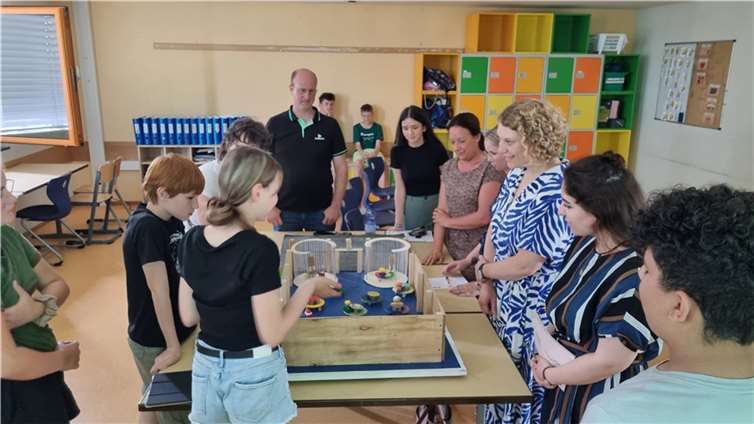 Die Schüler der Freiherr-vom-Stein Schule in Nentershausen präsentieren Helene Rörig (3.v.r.) sowie ihren Kolleginnen des Schulträgers ihre Vorstellungen von der „Perfekten Freiherr-vom-Stein Mensa“.  Foto: Freiherr-vom Stein-Schule/Stephan Szasz