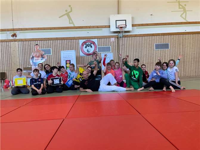 Die Schüler der Genoveva-Schule Mayen besuchten den Ju-Jutsu Verein in Rieden.  Foto: privat
