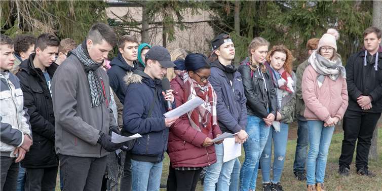 Die Schüler der Georg-von-Boeselager leisteten einen wertvollen Beitrag zur Gedenkfeier an die Opfer des Nationalsozialismus auf dem Jüdischen Friedhof in Heimerzheim.