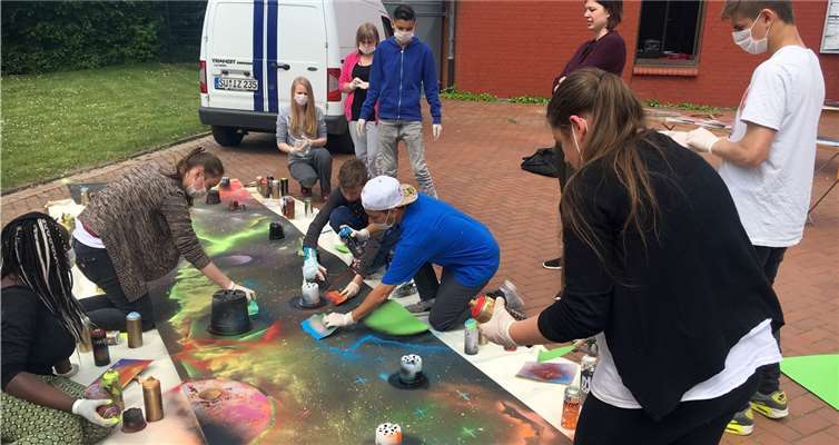 Die Schüler der Geschwister-Scholl-Hauptschule bei der Mosaik-Aktion während der Projektwoche. Stadt Meckenheim