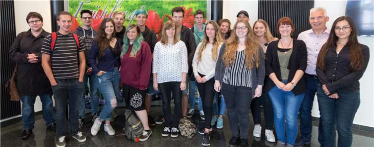 Die Schüler der Glasfachschule in Rheinbach mit Lehrerin Janina Flock, Geschäftsführer Peter Krupp und Nicole Nazarenus, Mitarbeiterin in der Redaktion. Christoph Steinborn