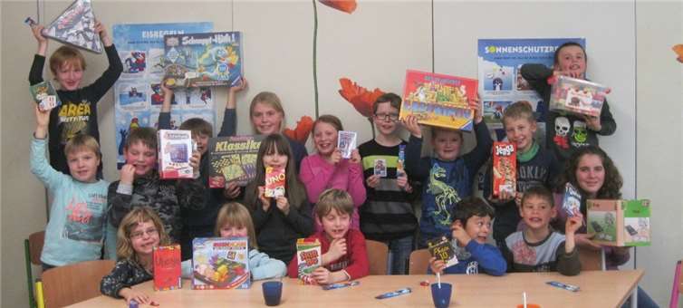 Die Schüler der Grundschule Antweiler freuen sich über die Anschaffung neuer Spiele und Bastelutensilien, die durch die Spende der Bürgerstiftung der Volksbank RheinAhrEifel möglich war. Foto: privat