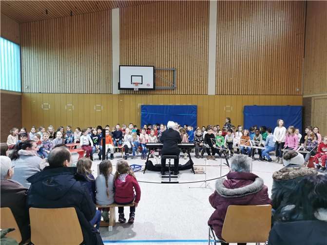 Die Schüler der Grundschule Dohr luden ihr Publikum zu einer beeindruckenden Reise durch die Welt der Weihnachtsbräuche ein.  Fotos: Michaela Büsen