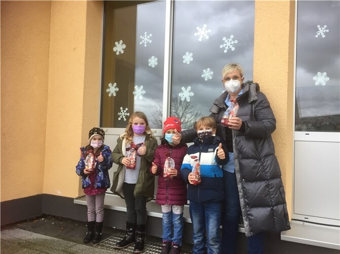Die Schüler der Grundschule Pfarrer-Bechtel Mendig haben am Nikolaus gespendete Nikolaustüten überreicht bekommen. Foto: privat