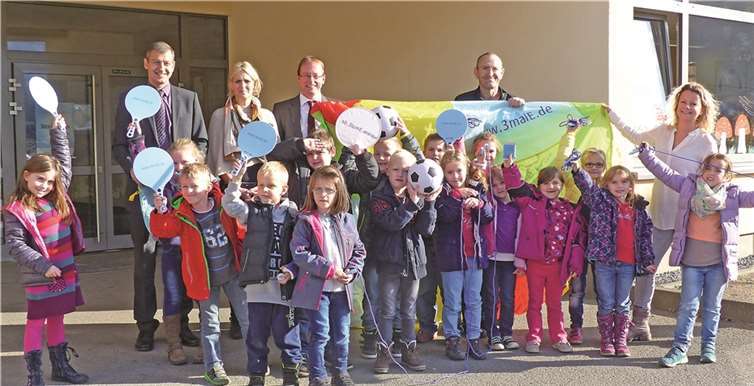 Die Schüler der Grundschule Rieden nahmen das Schwungtuch gleich in Beschlag. Mit dabei auch der Bürgermeister der Verbandsgemeinde Mendig Jörg Lempertz und Michael Dötsch von RWE Deutschland sowie die Rektorin Anke Groß und die Schulleiterin der Grundschule Thür, Ellen Küpper und Rektor Matthias Jaklen von der Grundschule Mendig. privat