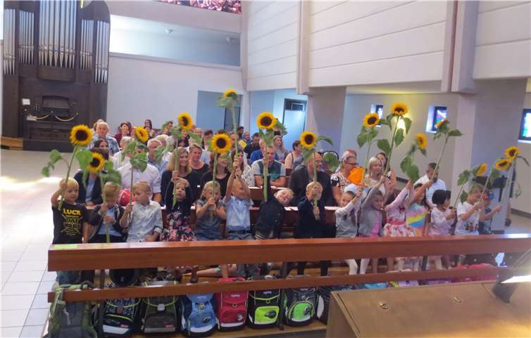 Die Schüler der Grundschule Urmitz feiern ihre Einschulung mit einem GottesdienstFoto: privat