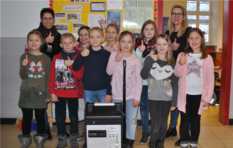 Die Schüler der Grundschule Wehr freuen sich mit Schulleiterin Frauke Kopp und der 1. Vorsitzenden des Fördervereins Jutta Durben über die Anschaffung einer neuen Musikanlage.privat