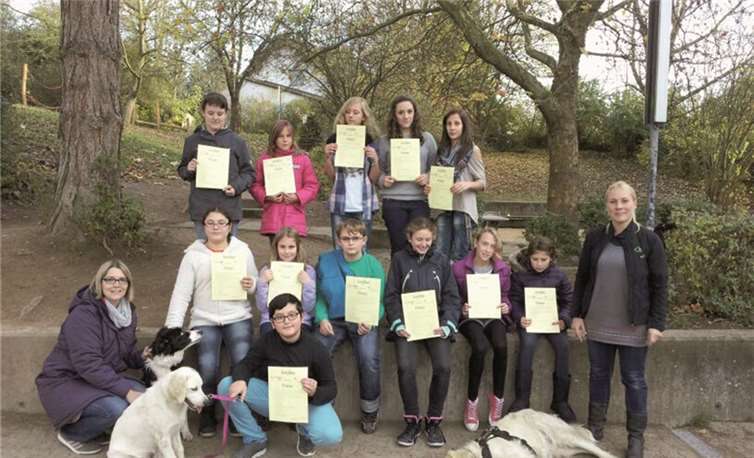 Die Schüler der Hunde-AG halten stolz ihre Zertifikate in Händen.privat