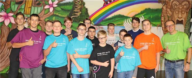 Die Schüler der Integrieren Gesamtschule Pellenz stehen gemeinsam mit innogy-Mitarbeiter Dieter Roch (1.v.r.) vor einer neu gestalteten Kulissenwand. Foto: innogy