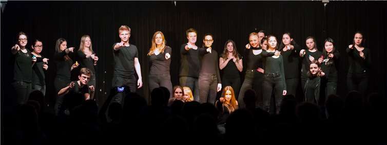 Die Schüler der Jahrgangsstufe 13 verzauberten ihr Publikum mit ihrem eindrucksvollen Spiel. sasker-pics