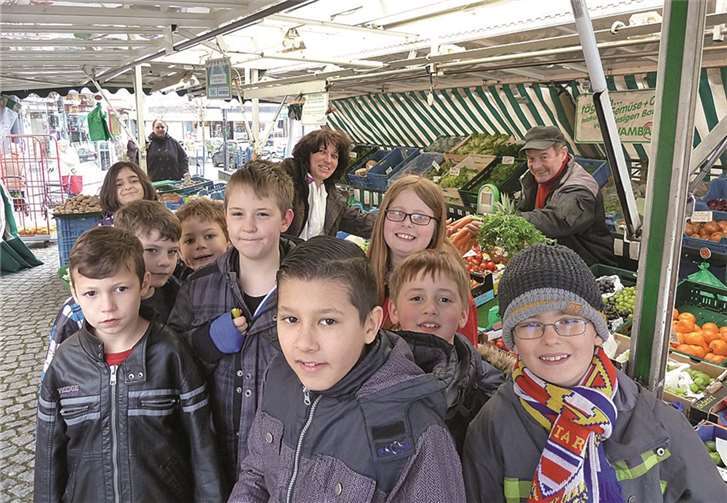 Die Schüler der Janusz-Korczak-Schule sorgten für Leben auf dem Wochenmarkt.privat