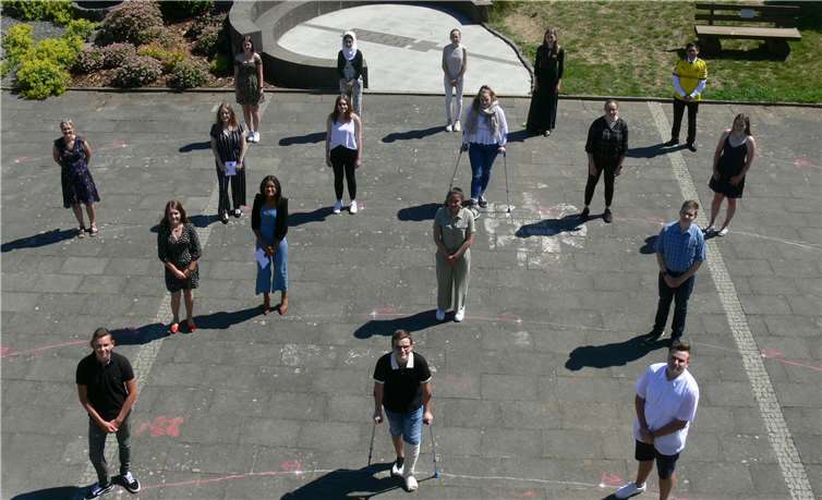 Die Schüler der Klasse 10a feierten ebenfalls auf dem Schulhof ihren Abschluss.