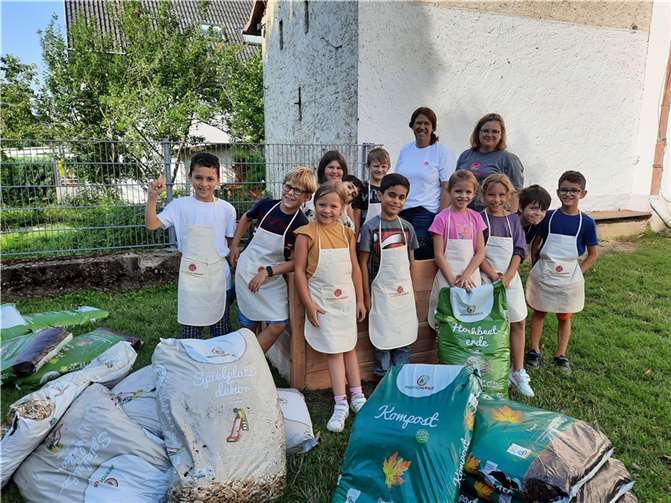 Die Schüler der Klasse 2a der Margaretenschule mit ihren frisch bepflanzten Hochbeeten, stolz flankiert von den grünen Expertinnen von Plants & Friends. Foto: Margaretenschule Neuwied