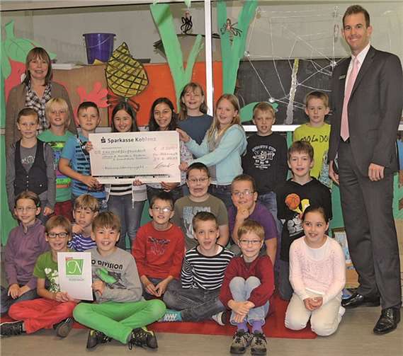 Die Schüler der Klasse 2c und Lehrerin Bettina Kempf freuten sich über den Spendenscheck, den Christoph Neander im Namen der Sparkasse Koblenz überbrachte. privat