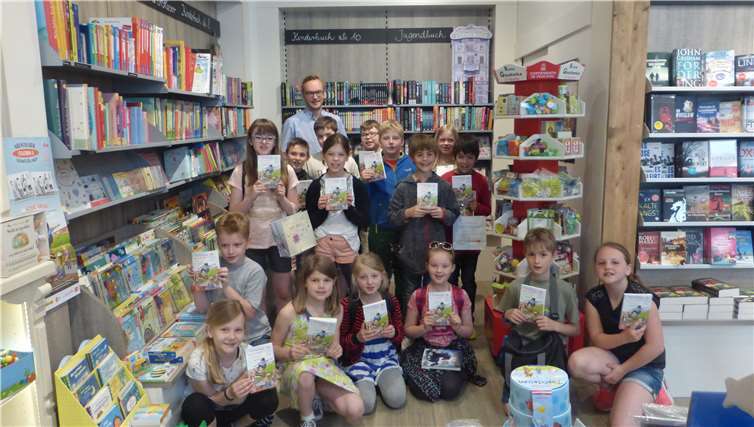 Die Schüler der Klasse 4 erhielten das Buch „Lenny, Melina und die Sache mit dem Skateboard“. privat