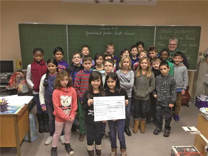 Die Schüler der Klasse 4b der Geschwister-Scholl-Schule haben 100 Euro an die Arche Berlin gespendet, anstatt ein Weihnachtswichteln durchzuführen.  Privat