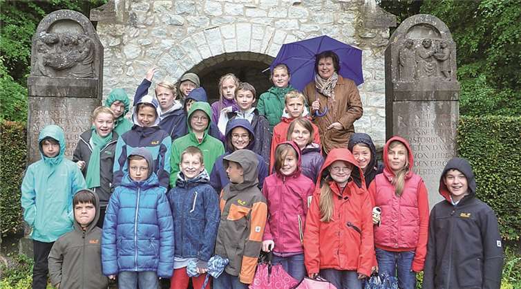 Die Schüler der Klasse 4b der Grundschule Villip erlebten mit Dr. Barbara Hausmanns (hinten r.) eine lehrreiche Fahrt durch die Gemeinde Wachtberg. R. Clasen