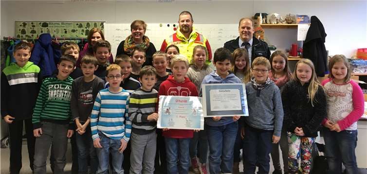 Die Schüler der Klasse 4b mit Schulleiterin Frau Seidel, Klassenlehrerin Frau Spitzley, Frank Grandpre und Jürgen Zester. (h.v.l.).privat