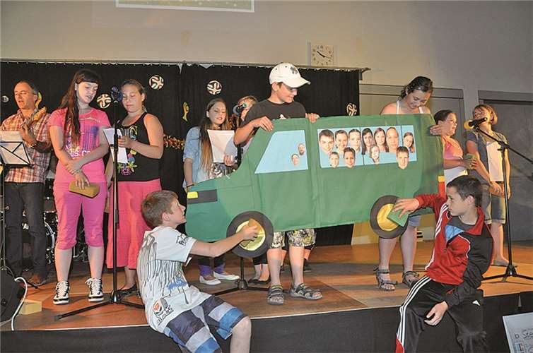 Die Schüler der Klasse 5 putzten ihr „neues Auto“ mit „Wischi-Waschi.“