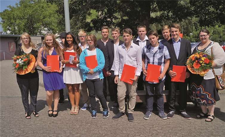 Die Schüler der Klasse 9a stellten sich mit Klassenlehrerin Elke Klaus-Jung (li.) und Berufseinstiegsbegleiterin Jasmin Eskandary (re.) zum Erinnerungsfoto.