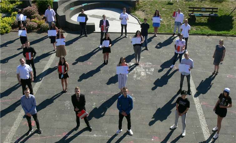 Die Schüler der Klasse 9b mit ihren Zeugnissen. Fotos: privat