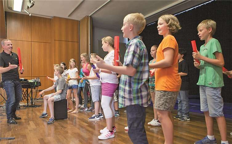 Die Schüler der Klasse sechs begrüßten ihre neuen „Kollegen“ mit dem „Boomwhaker-Song“. JOST