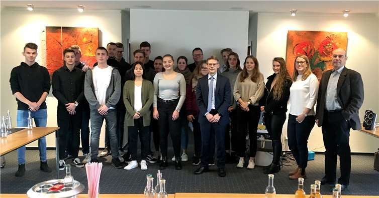 Die Schüler der Klasse zwölf (Wirtschaft und Verwaltung) sowie Carsten Delkurt, Karl-Heinz Nigbur, Personalleiter der Kreissparkasse Mayen, Jennifer Strobel sowie Dieter Kugler, Schulleiter der Realschule plus und der Fachoberschule Kobern-Gondorf, bei der Projektpräsentation.privat