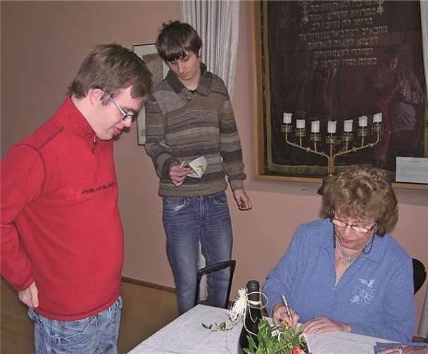 Die Schüler der Levana-Schule folgten den Spuren der Stolpersteine. Privat