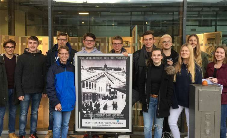 Die Schüler der MSS 12 während ihres Besuches der Ausstellung „Die Überlebenden sind die Ausnahme. Der Völkermord an den Sinti und Roma“.privat