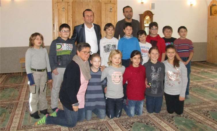 Die Schüler der Maria-Goretti-Schule konnten im Gebetshaus des Albanisch-Islamischen Kulturvereins die theoretischen Begriffe aus dem Unterricht mit Leben füllen.privat