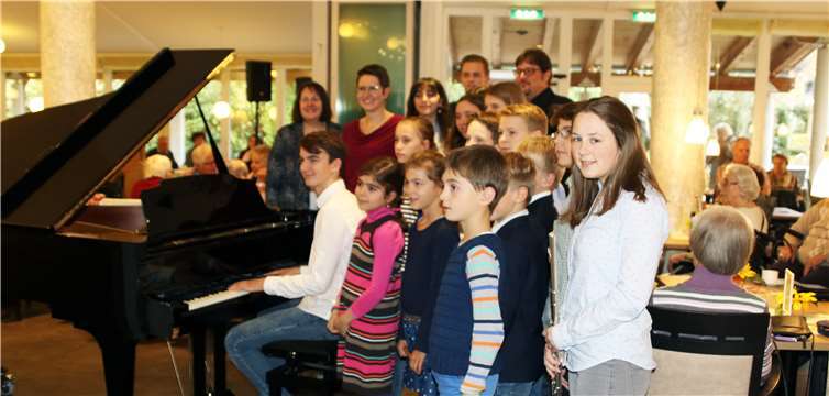 Die Schüler der Musikschule begeisterten das gefüllte Foyer der Curanum Residenz mit ihren Darbietungen.