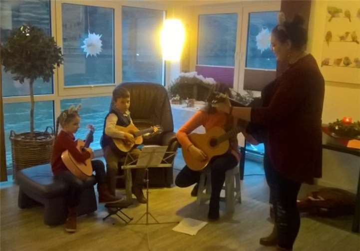 Die Schüler der Musikschule spielten bekannte Weihnachtslieder. privat